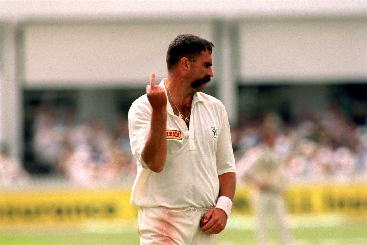 GBA45K AUSTRALIA'S MERV HUGHES STICKS FINGER UP AT CROWD AT TRENT BRIDGE NOTTINGHAM