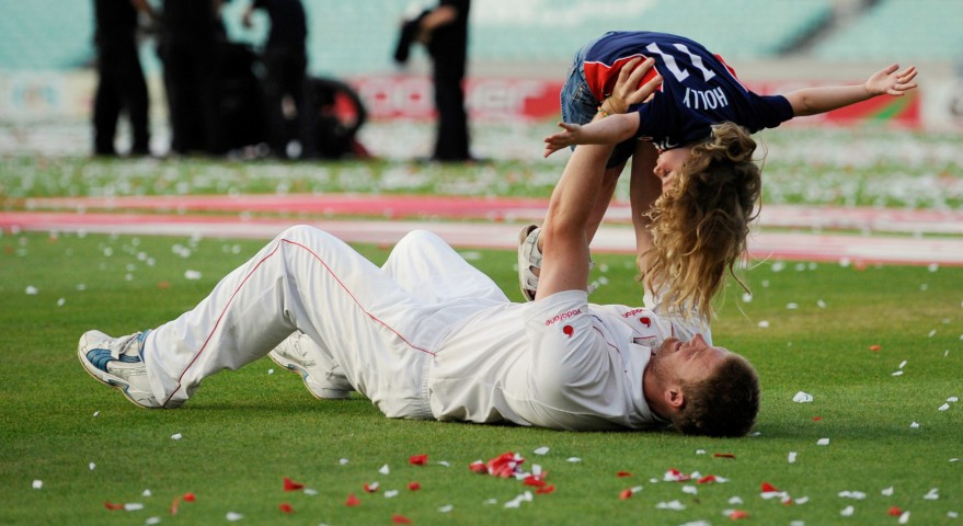 England's Andrew Flintoff plays on the field with his daughter Holly after England defeated Australia in the fifth Ashes cricket test match at the Oval, London August 23, 2009. REUTERS/Philip Brown (BRITAIN SPORT CRICKET)