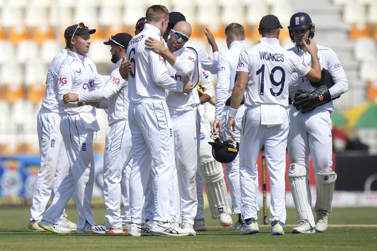 a group of cricket players one of whom has the number 19 on his back