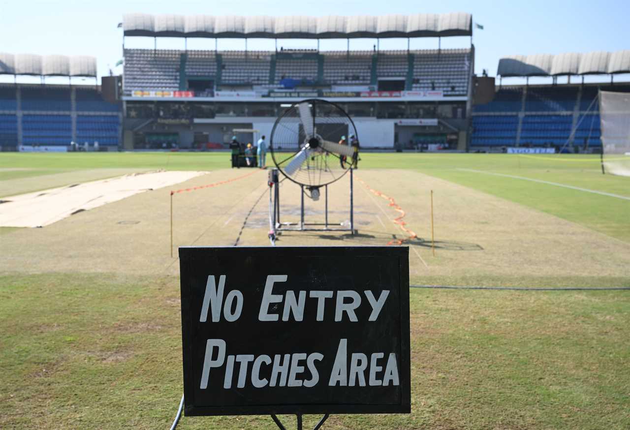 a sign that says no entry pitches area on it