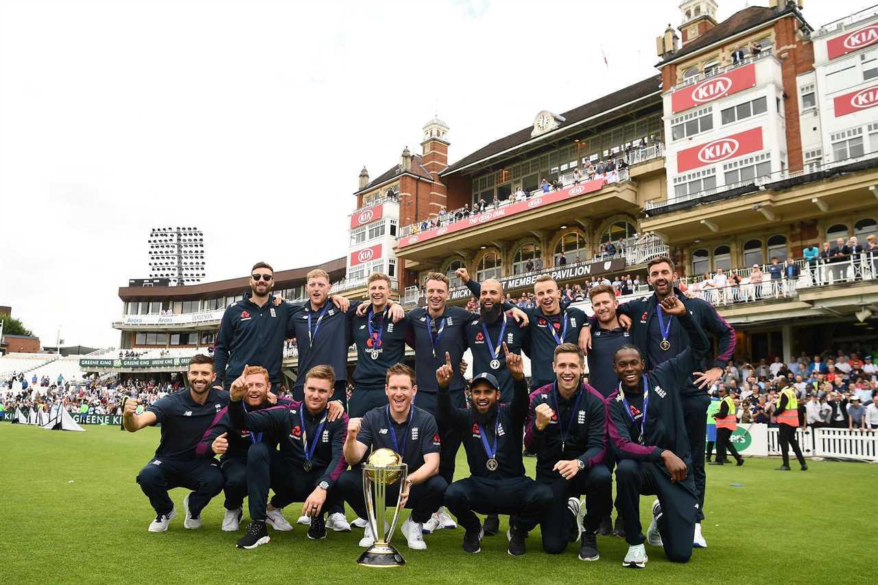 The 2019 England Cricket World Cup winning team posing with the trophy.