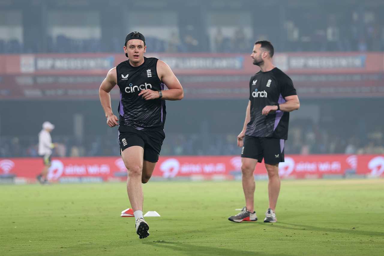 England's Jamie Smith running drills with a physiotherapist.