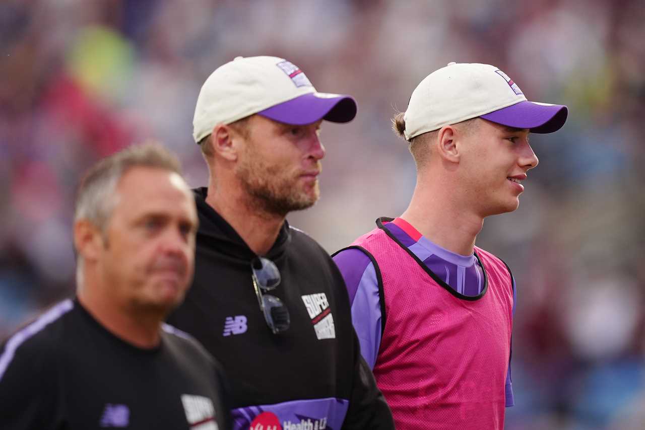 Andrew Flintoff (center) with Northern Superchargers.